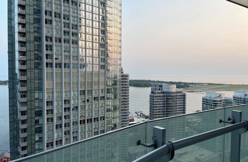 Downtown Toronto Condo | Spacious 3 Bedroom Apartment With amazing views!