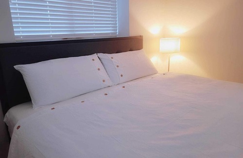 Guildford House | Spacious 3bed-2bath Suite-10 min to Guilford/Surrey