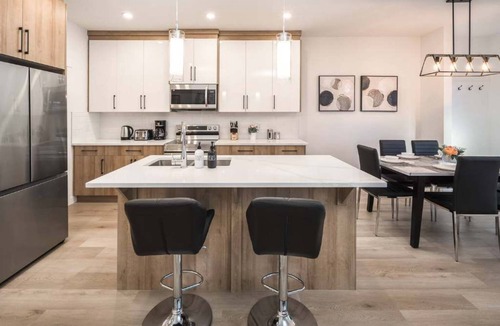 Lynnwood Ridge House | Spacious 3BR Duplex Near Downtown, By Stampede FREE Banff Pass Netflix