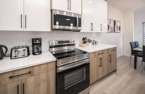 Lynnwood Ridge House | Spacious 3BR Duplex Near Downtown, By Stampede FREE Banff Pass Netflix