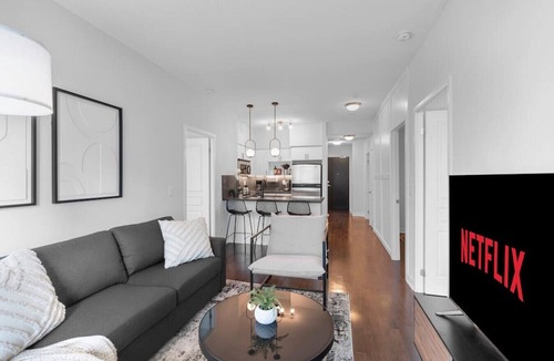 Downtown Toronto Hotel | Spacious 3BR - Free Parking - City View - Pool - Gym