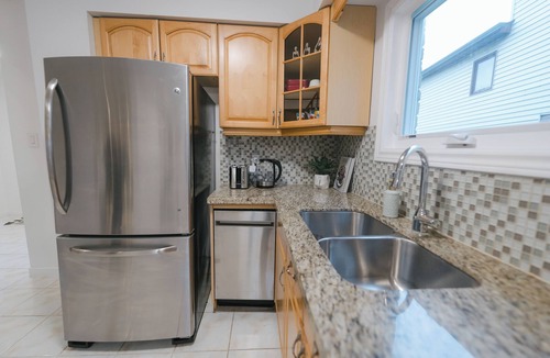 Mavis-Erindale House | Spacious 4 bedroom Home (15 mins from YYZ airport)