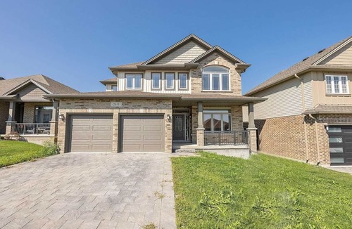 London House | Spacious 4 Bedroom Cozy Home with a Indoor Fireplace