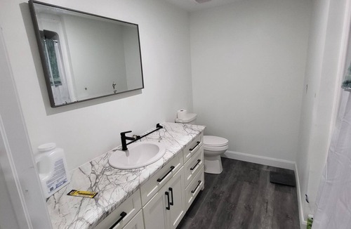 Highlands East House | Spacious 4-bedroom house in peaceful Tory Hill with WiFi, fitness room