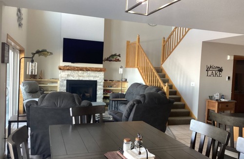 Onamia House | Spacious 4BD 3Bth townhouse on the peninsula!
