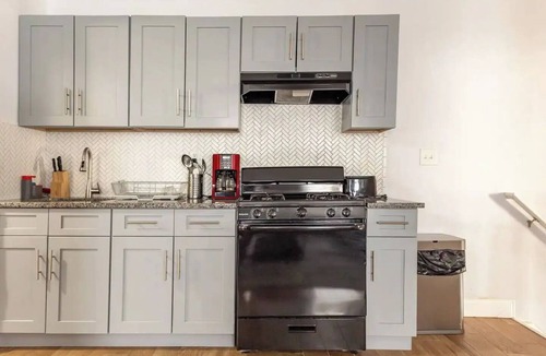 Newark House | Spacious 4BR/Arcade & Games/LuxCafe/2 King Beds/30min to NYC
