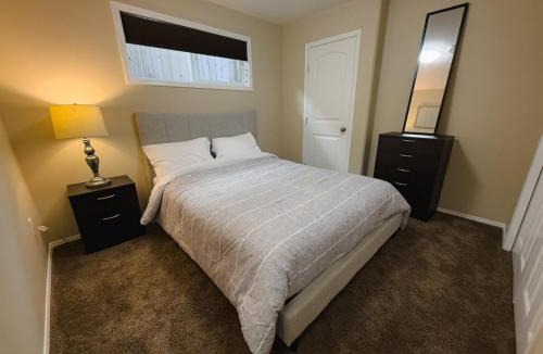 Lloydminster House | Spacious 4BR with King Suite - Garage - Netflix