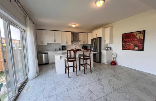 Ayr House | Spacious 5-Bdrm home. Main Floor Bedroom sleeps 12. Close to Paris & KWC