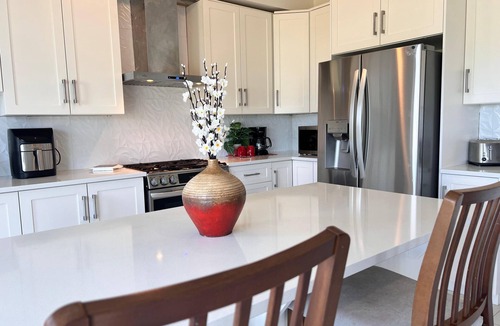 Ayr House | Spacious 5-Bdrm home. Main Floor Bedroom sleeps 12. Close to Paris & KWC