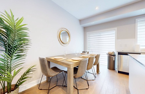 Downsview House | Spacious 5 Bedroom/5 Bathroom Townhouse
