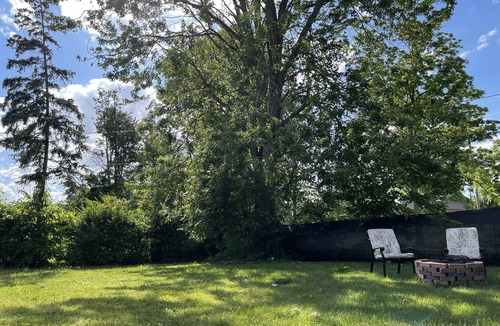 London House | Spacious 5 bedroom bungalow w/huge backyard