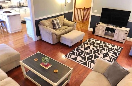 Blaine House | Spacious 5BR Family Retreat with Hot Tub, sleeps 14!
