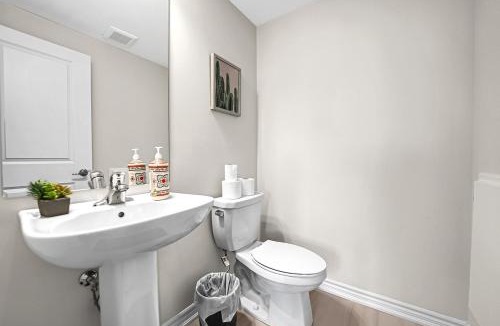 Burlington House | Spacious 6bed Home near Pier Niagara Toronto QEW