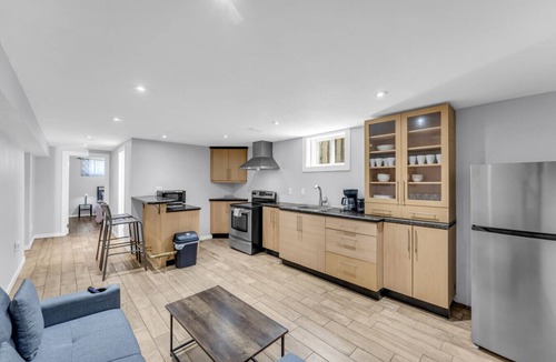 Brampton Apartment | Spacious 6BR Getaway | Sleeps 16 | Yard & Parking