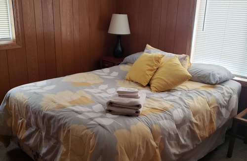 South Haven Cabin | Spacious 7-bedroom 2 cabin in awesome Annandale with WiFi, AC