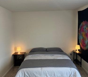 Thorold House | Spacious and Cozy Private Room in a Family Home- 2MIN to highway 15MIN to Niagara Falls& US Border