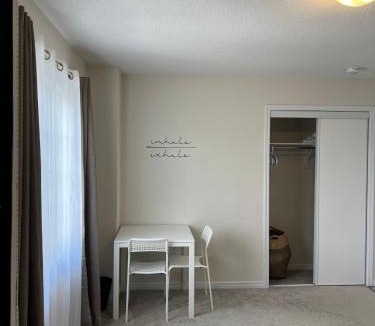Thorold House | Spacious and Cozy Private Room in a Family Home- 2MIN to highway 15MIN to Niagara Falls& US Border