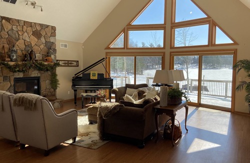 Aitkin House | Spacious and Serene Lakeside Home Sleeps 10