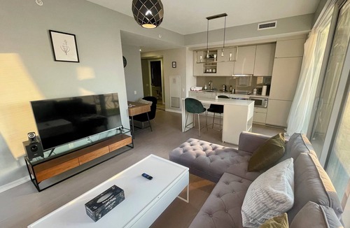 Downtown Toronto Condo | Spacious apartment in the heart of Toronto! Close to historic & touristic sites.