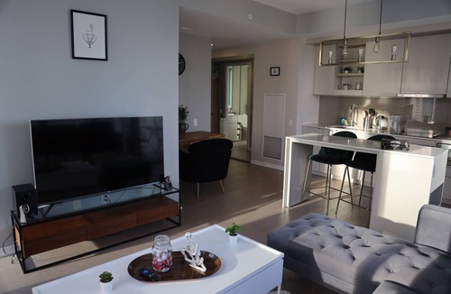 Downtown Toronto Condo | Spacious apartment in the heart of Toronto! Close to historic & touristic sites.