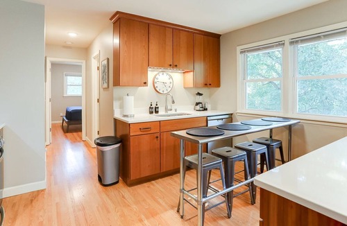 Merriam Park Apartment | Spacious beautifully updated mid-century 4 bed 2 bath near Grand Ave.
