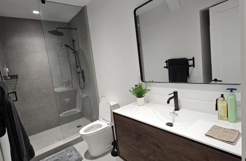 Halton Regional Municipality Apartment | Spacious Bright 9ft Ceiling with Private Entrance