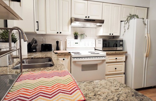 Richmond House | Spacious & Convenient Rustic Family Home near YVR /Sleeps 8!