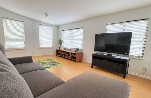 Richmond House | Spacious & Convenient Rustic Family Home near YVR /Sleeps 8!