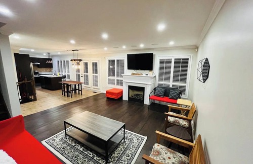 Brantford House | Spacious & Elegant 3BR + Office