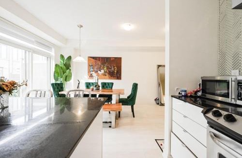 Oakville Apartment | Spacious Executive Townhome
