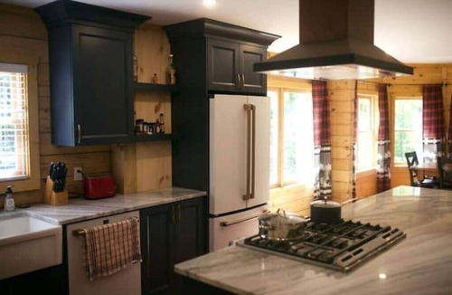 Cobourg Cabin | Spacious Family Cabin, Hot Tub & Pet Friendly!
