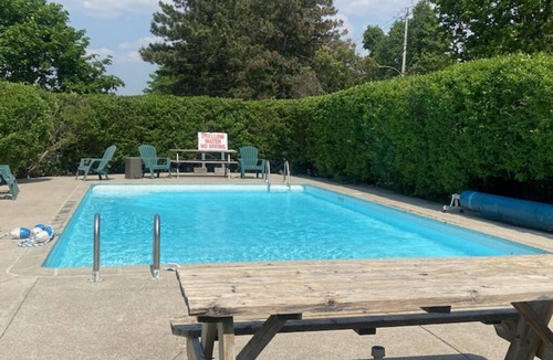 London House | Spacious Family Sized Townhouse with Fireplace, Patio , Parking