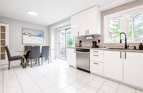 Thornhill House | Spacious Home In Heart Of Thornhill