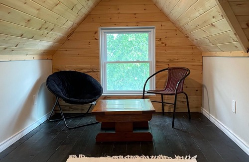 Peterborough House | Spacious house, 5 min walk to downtown- cafes, restaurants, and pubs