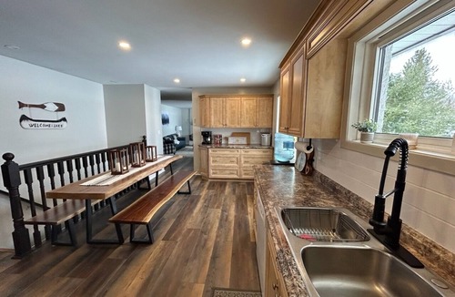 Machar Cottage | Spacious Lakefront family friendly six bedroom cottage on beautiful Eagle Lake.