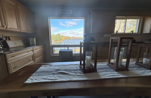 Machar Cottage | Spacious Lakefront family friendly six bedroom cottage on beautiful Eagle Lake.
