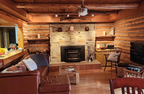 Coboconk Cottage | Spacious Log Cabin, Ready for Fall and Thanksgiving!