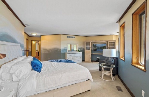 New Brighton House | Spacious Luxury Retreat Lakehouse