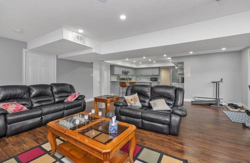 Central Erin Mills Apartment | Spacious luxury walkout unit