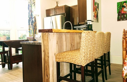 Kingston Apartment | Spacious main floor 2.5 bdrm suite Kingston UpScale Area Gated Garden Patio