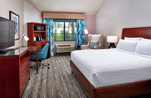 Valencia Hotel | Spacious Open-Plan King Premier | Poolside Access | 0.1 Mi to Magic Mountain
