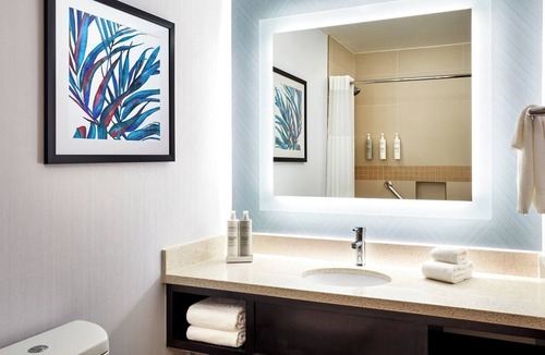 Valencia Hotel | Spacious Open-Plan King Premier | Poolside Access | 0.1 Mi to Magic Mountain