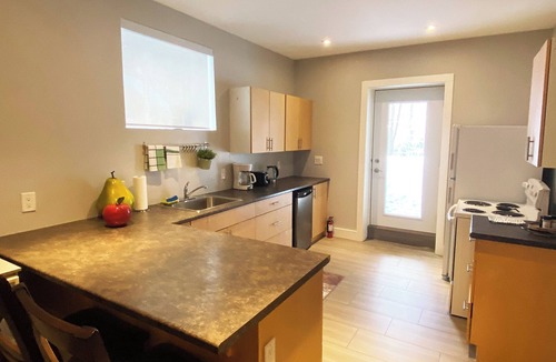 Bracebridge Apartment | Spacious Private Comfort, EV Charger, Pet OK, Lg Fenced Backyard, Firepit, BBQ