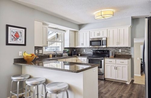 Plymouth House | Spacious retreat close to Wayzata, Lake Minnetonka and outdoor trails. nn