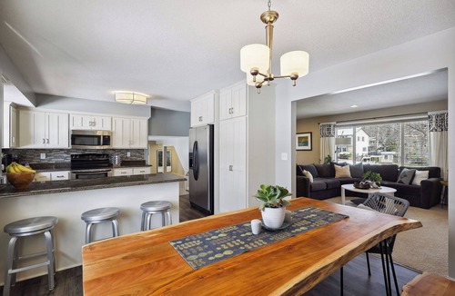 Plymouth House | Spacious retreat close to Wayzata, Lake Minnetonka and outdoor trails. nn