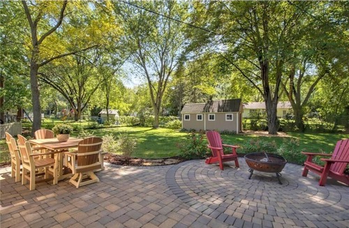 Plymouth House | Spacious retreat close to Wayzata, Lake Minnetonka and outdoor trails. nn