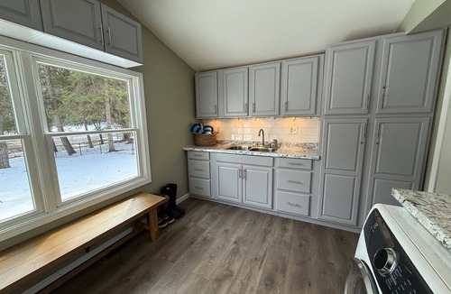 Beulah House | Spacious Riverfront Escape, Gorgeous Fall Colors, Dogs Welcome!