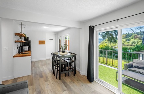 Lake Cowichan Hotel | Spacious Riverside Suite | Kitchenette, BBQ, Dock