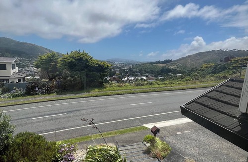 Tawa House | Spacious - Sleeps 5 plus baby and pets. Wonderful Views.
