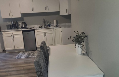 Regional District of Nanaimo House | Spacious suite at Higher Ground Wellness Retreat